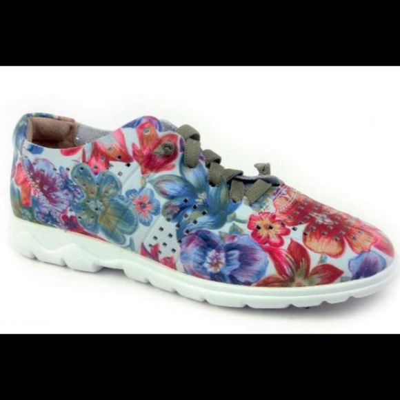 Vaneli Sport Shoes - VANELI SPORT Lilo sneakers. Size: 8 Medium